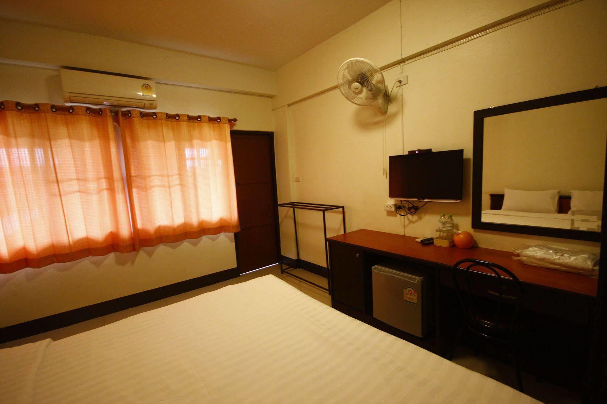 Jaroensin Place Buriram Ngoại thất bức ảnh